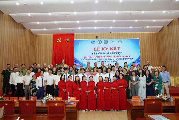 Lễ ký kết được kỳ vọng sẽ tạo nền tảng cho cơ chế phối hợp bền vững giữa y tế cơ sở và các bệnh viện, góp phần nâng cao chất lượng chăm sóc sức khỏe ban đầu, đưa các chủ trương của Đảng, đặc biệt là Nghị quyết 72 của Bộ Chính trị, đi vào cuộc sống bằng những hành động cụ thể, thiết thực vì sức khỏe Nhân dân. Ảnh: Thái Phương