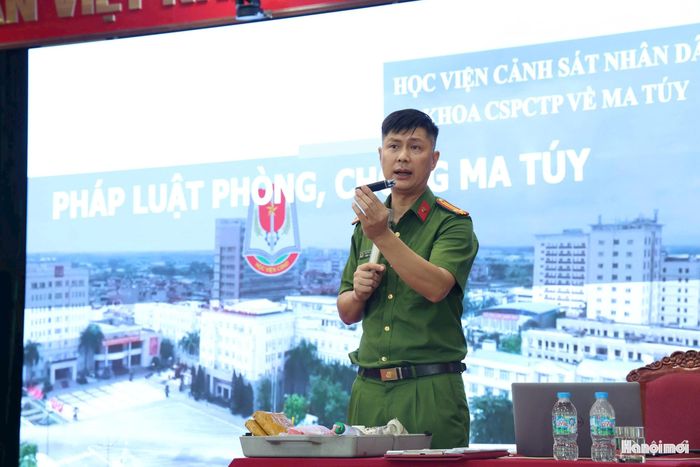 Trung tá Ngô Đức Toàn, Giảng viên Học viện Cảnh sát nhân dân thông tin về những loại hình ma túy mới đang tồn tại. Ảnh: PV