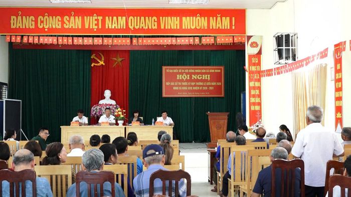 Cử tri tham gia đóng góp ý kiến tại hội nghị tiếp xúc cử tri. Ảnh: T. Đạt