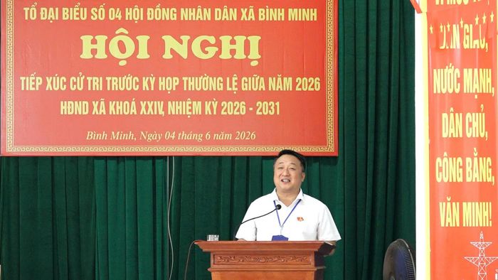 Bí thư Đảng ủy, Chủ tịch HĐND xã Bình Minh Nguyễn Khánh Bình phát biểu. Ảnh T. Đạt