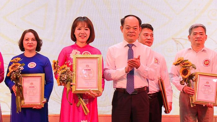 Ban tổ chức trao giải Nhất cho thí sinh Nguyễn Thị Thu Hà, giáo viên Trường THCS Văn Khê, thuộc Đảng bộ phường Hà Đông. Ảnh: Thanh Hồng