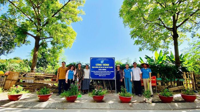 Hội viên phụ nữ phường Phú Diễn chăm sóc "Tuyến đường hoa do phụ nữ tự quản", góp phần xây dựng cảnh quan đô thị xanh, sạch, đẹp.