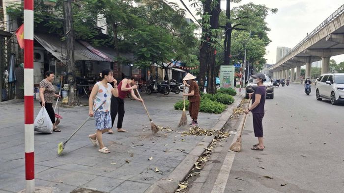 Hội viên phụ nữ phường Phú Diễn duy trì tổng vệ sinh môi trường vào sáng thứ bảy hằng tuần.