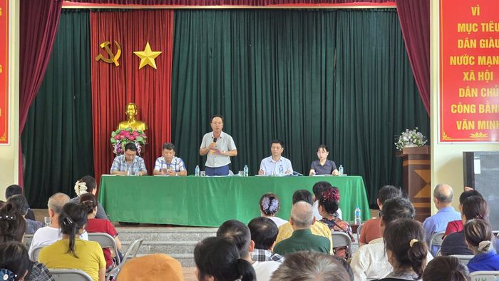 Giám đốc Ban Quản lý dự án đầu tư - hạ tầng xã Hồng Vân Lê Tuấn Tú trao đổi với người dân tại hội nghị. Ảnh: CTV
