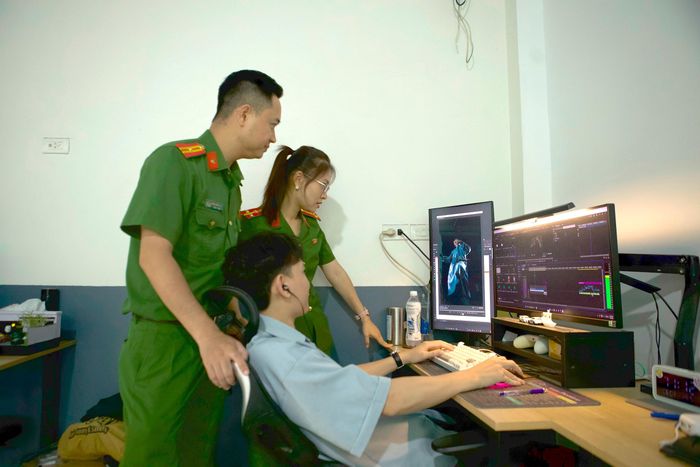 Trong quá trình xây dựng các sản phẩm tuyên truyền, Thiếu tá Hùng và đồng đội luôn tìm cách truyền tải pháp luật theo hướng gần gũi, dễ hiểu và dễ ghi nhớ đối với người dân. Ảnh: NVCC