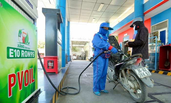 Lực lượng Quản lý thị trường sẽ tăng cường kiểm tra, giám sát hoạt động kinh doanh xăng E10. Ảnh: NN
