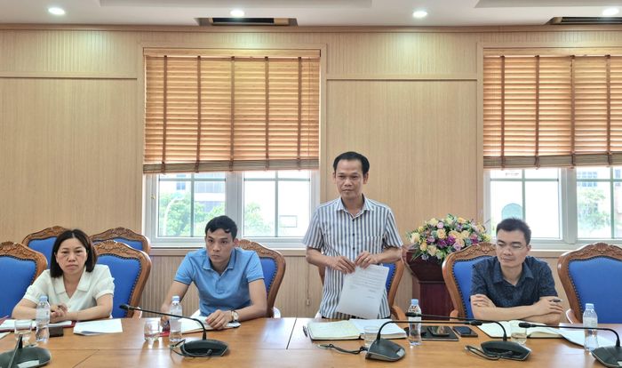Phó Chủ tịch UBND xã Hoài Đức Nguyễn Quý Tuấn tiếp thu ý kiến của Đoàn kiểm tra. Ảnh: Ánh Dương