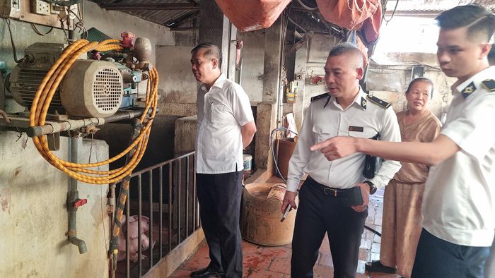 Đoàn công tác kiểm tra các cơ sở giết mổ nhỏ lẻ trên địa bàn xã Hoài Đức. Ảnh: Ánh Dương