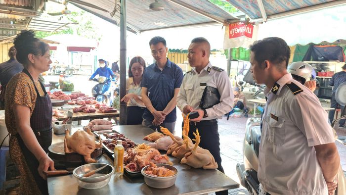 Đoàn công tác kiểm tra an toàn thực phẩm tại các chợ trên địa bàn xã Hoài Đức. Ảnh: Ánh Dương
