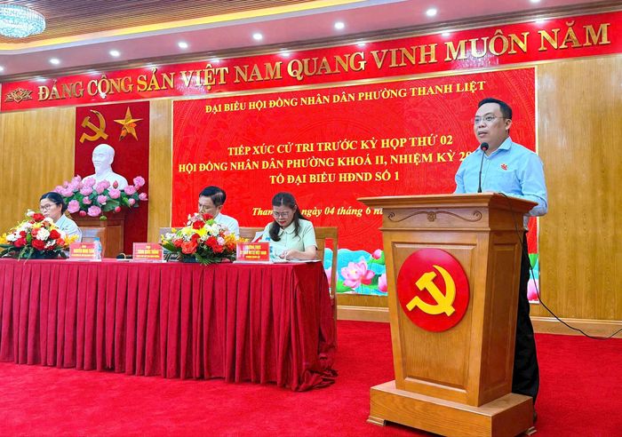 Bí thư Đảng ủy, Chủ tịch HĐND phường Nguyễn Minh Tuân ghi nhận và tiếp thu đầy đủ ý kiến, kiến nghị của cử tri tại buổi tiếp xúc. Ảnh: PV