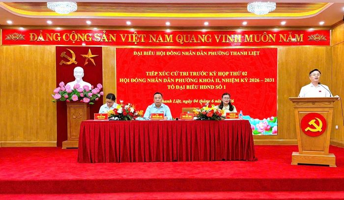 Ủy viên Ban Thường vụ Đảng ủy, Phó Chủ tịch UBND phường Trình Quốc Thắng đã trực tiếp giải đáp nhiều ý kiến thuộc thẩm quyền tại buổi tiếp xúc cử tri. Ảnh: PV