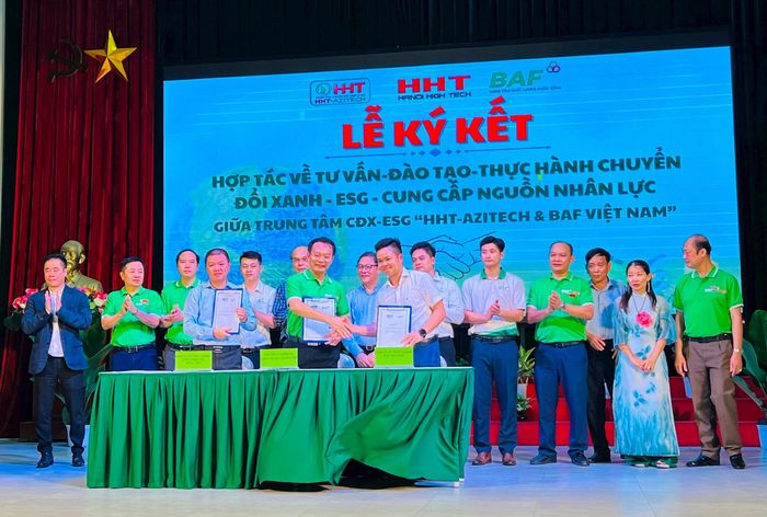 Hợp tác về tư vấn - đào tạo - thực hành chuyển đổi xanh - ESG - cung cấp nguồn nhân lực giữa Trường Cao đẳng Công nghệ cao Hà Nội với các doanh nghiệp trong khuôn khổ hội thảo. Ảnh: Ánh Ngọc 