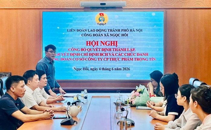 Ông Lưu Xuân Dũng, Phó Chủ tịch Ủy ban MTTQ Việt Nam xã, Chủ tịch Công đoàn xã Ngọc Hồi phát biểu tại hội nghị. Ảnh: PV