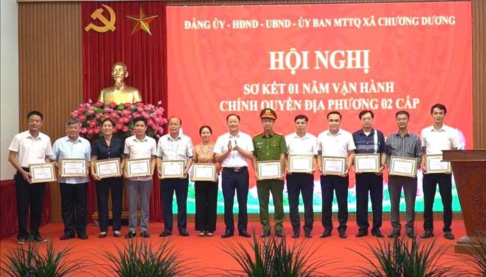 Khen thưởng các cá nhân, đơn vị có thành tích sau một năm thực hiện mô hình chính quyền địa phương hai cấp. Ảnh: Duy Anh
