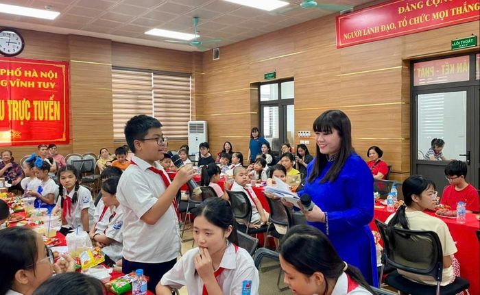 Học sinh tham gia trao đổi, đối thoại với đại biểu tại Diễn đàn trẻ em. Ảnh: PV