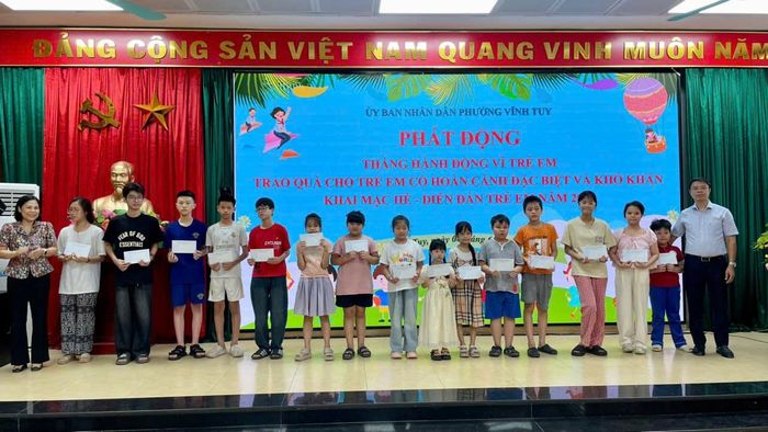 Lãnh đạo phường Vĩnh Tuy trao quà cho trẻ em có hoàn cảnh đặc biệt, khó khăn trên địa bàn phường. Ảnh: PV