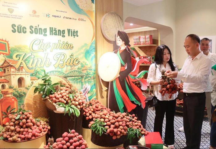 Trao đổi với người mua hàng về chất lượng vải thiều Bắc Ninh. Ảnh: B.T