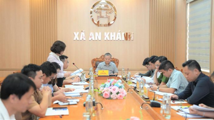 Phó Bí thư Đảng ủy, Chủ tịch UBND xã An Khánh Hồ Trung Nghĩa chủ trì hội nghị. Ảnh: AK