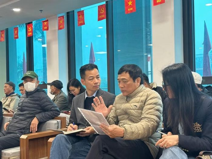 Nhóm tác giả trao đổi với công dân xã Đông Anh. Ảnh: NVCC