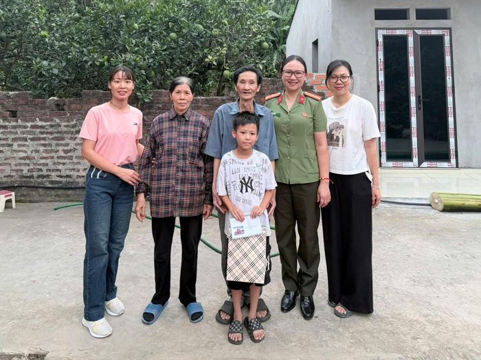 Chi hội Phụ nữ Công an xã Mê Linh nhận đỡ đầu cho cháu Ngô Minh Khôi. Ảnh: PV