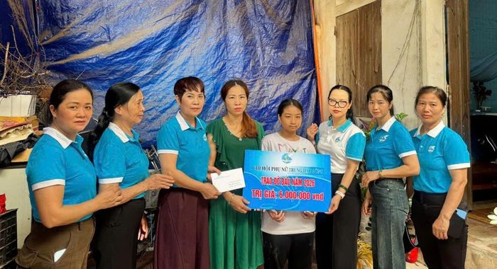 Cháu Nguyễn Ngọc Liên, 13 tuổi được Chi hội Phụ nữ thôn Trung Hậu Đông, xã Mê Linh nhận đỡ đầu đến năm 18 tuổi. Ảnh: PV