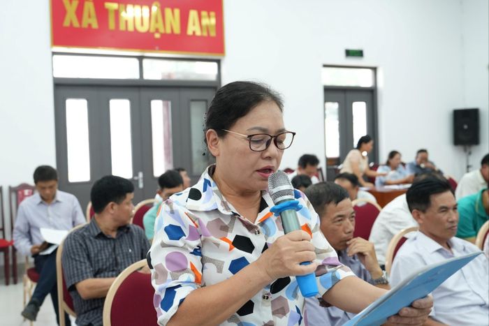 Cử tri kiến nghị tại hội nghị. Ảnh: Vân Thư