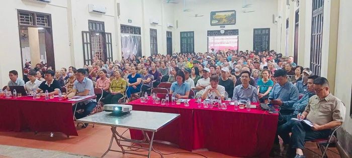 Ngày 9-5, ngay sau khi có thông tin ban đầu về dự án Trục đại lộ cảnh quan sông Hồng, phường Lĩnh Nam đã chủ động gặp gỡ người dân để thông tin kịp thời. Ảnh: LN.