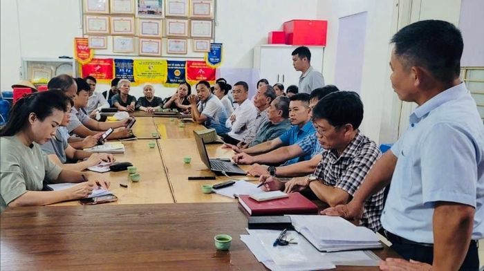 Đại diện lãnh đạo các tổ công tác phường Lĩnh Nam trực tiếp dự buổi sinh hoạt Chi bộ tại khu dân cư. Ảnh: LN
