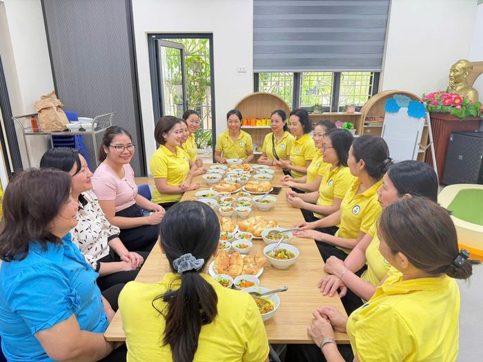 “Bữa cơm Công đoàn” tại Trường Mầm non Hoa Hồng. Ảnh: PV