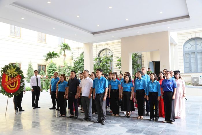 Công đoàn phường Hoàn Kiếm dâng hương tại Bảo tàng Công an Hà Nội. Ảnh: PV