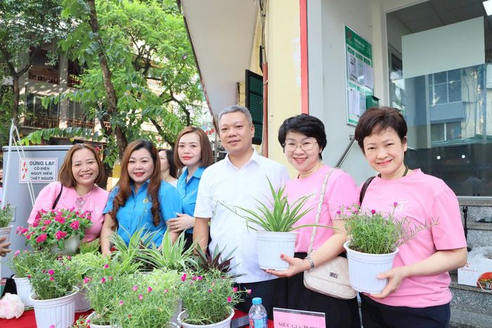 Công đoàn phường Hoàn Kiếm đổi cây lấy rác tái chế. Ảnh: PV
