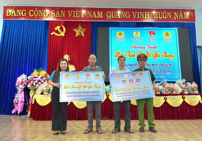 Công đoàn phường Hoàn Kiếm tặng quà trong chương trình “Hành trình kết nối yêu thương” tại Đắk Lắk. Ảnh: Lê Huyền
