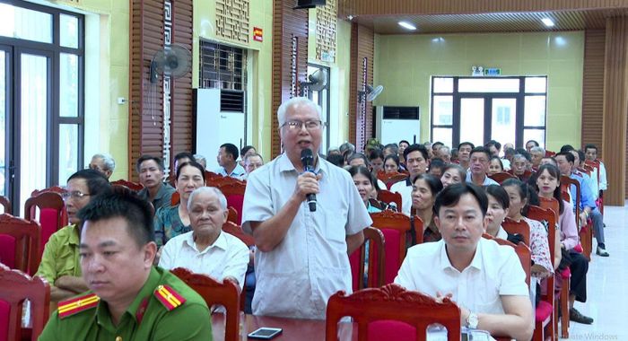 Cử tri phát biểu tại hội nghị. Ảnh: HM