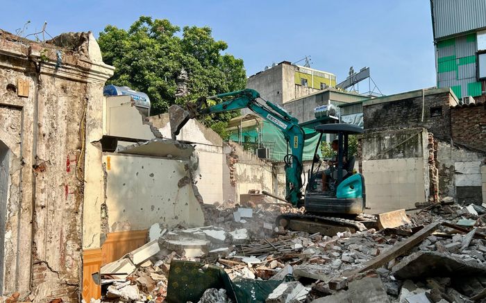 Lực lượng thi công phá dỡ những ngôi nhà đã được bàn giao. Ảnh: Trần Oanh