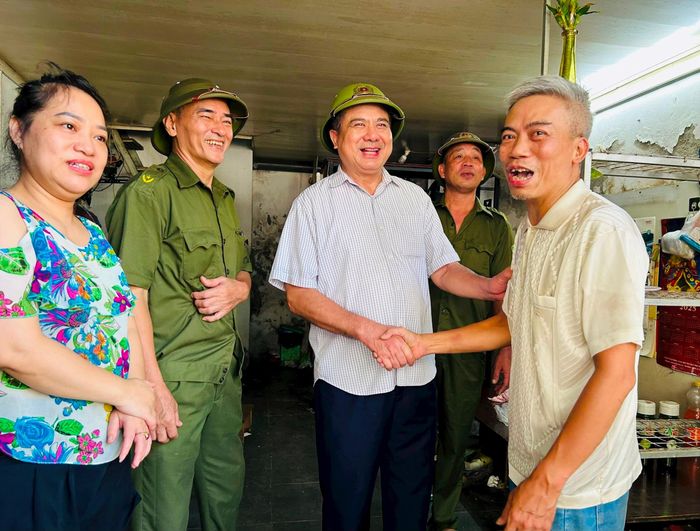 Chính quyền địa phương thăm hỏi, động viên gia đình người dân. Ảnh: Trần Oanh.