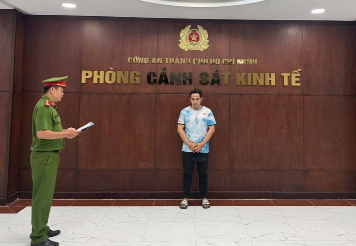 Công an thành phố Hồ Chí Minh khởi tố Nguyễn Trần Việt Hoàng về hành vi xâm phạm quyền sở hữu trí tuệ. Ảnh: Bộ Công an
