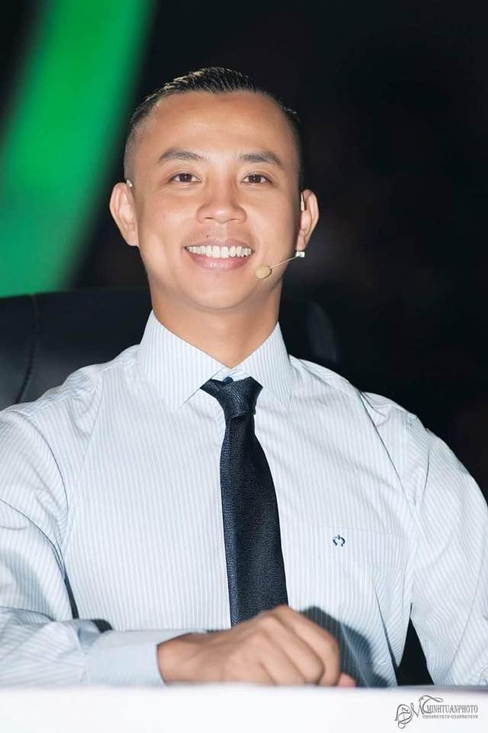 Chí Anh không chỉ thành công ở sự nghiệp mà anh còn có cuộc sống riêng tư đầm ấm bên vợ khoa khôi Vũ Khánh Linh. Về quá trình yêu đương, Chí Anh có được vợ trẻ không phải dễ dàng. Anh chia sẻ, bản thân bị Vũ Khánh Linh chặn mọi tài khoản cá nhân, từ Facebook, Instagram, Viber đến Zalo, chặn luôn cả số điện thoại khi mới bắt đầu làm quen.