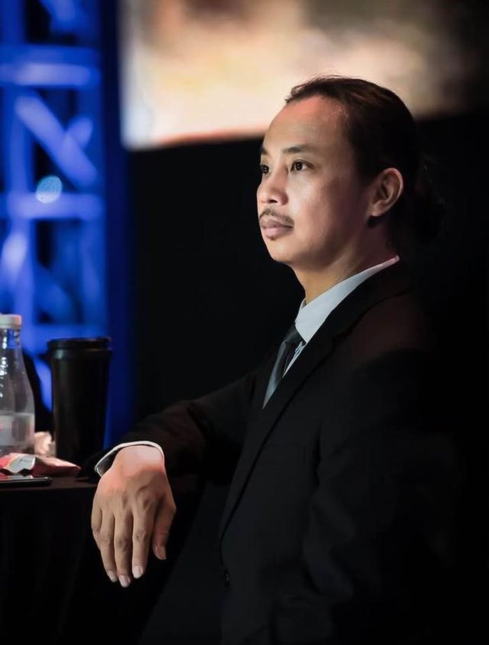 Ngoài vai trò là VĐV, HLV khiêu vũ thể thao, anh còn được mời làm giám khảo rất nhiều chương trình thi nhảy trên truyền hình như: Bước nhảy hoàn vũ, Thử thách cùng bước nhảy... Tuy nhiên, khi làm giám khảo "Bước nhảy hoàn vũ", cũng có lúc Chí Anh bị cho là "chấm điểm đắt" khiến khán giả thắc mắc. Nam kiện tướng từng kể một chuyện vui là khi đi chợ bị mấy chị nhận ra, chất vấn anh rằng có phải là giám khảo không, sao chấm điểm đắt thế? Khi đó, Chí Anh thừa nhận nhưng mọi người không tin vì bảo trên truyền hình đẹp trai, tóc bóng lộn, ngoài đời lại xì tin, thế là anh phải nhận là "em trai của Chí Anh".