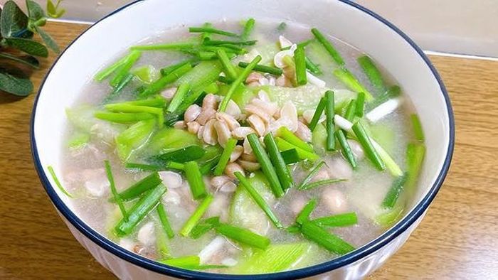Tưởng chừng không thể kết hợp, canh mướp khi nấu cùng với đậu phộng lại là một món canh vô cùng thơm ngon, thanh mát và bổ dưỡng cho cơ thể mà người ăn chay hay ăn mặn đều dùng được.