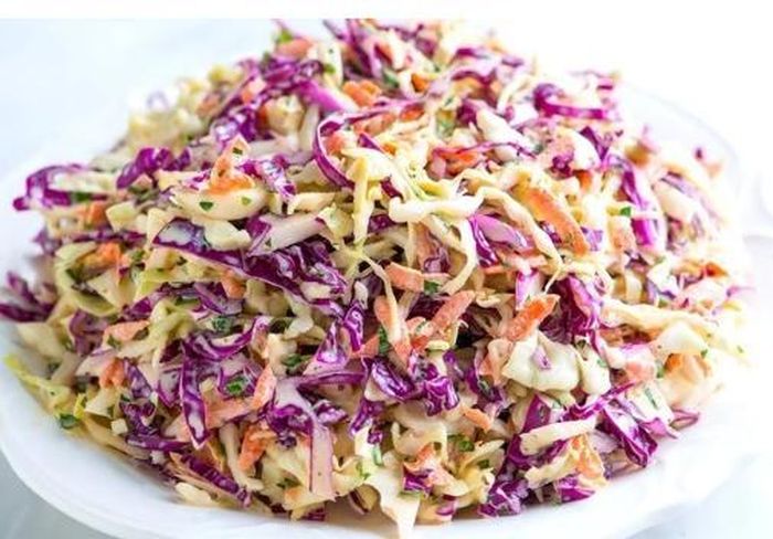 Giúp món thịt thêm ngon và không bị ngán, salad bắp cải tím với sốt mayonnaise mới lạ, thanh mát và đặc biệt giòn ngon, đẹp mắt chắc chắn là một món nên có trong thực đơn.