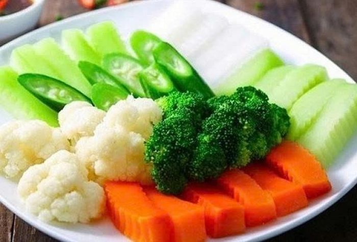 Vào những ngày nắng nóng, một đĩa rau củ luộc nóng hổi, xanh mướt và ngọt thanh chắc chắc sẽ khiến bữa cơm tuy đơn giản nhưng lại thơm ngon vô cùng.