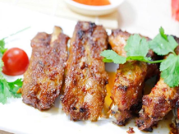 Từng miếng sườn được tẩm ướp vừa vặn, không quá mặn nhưng cũng không quá nhạt, thịt sườn vẫn giữ được độ ngọt và mềm.