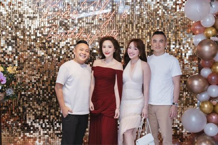 Ngoài tổ chức tại nhà, Bảo Thy còn tổ chức ở nhà hàng sang trọng của cựu diễn viên Kim Thư. Cô hội ngộ cùng gia đình Chi Bảo, gia đình Anh Thơ - Bình Minh.