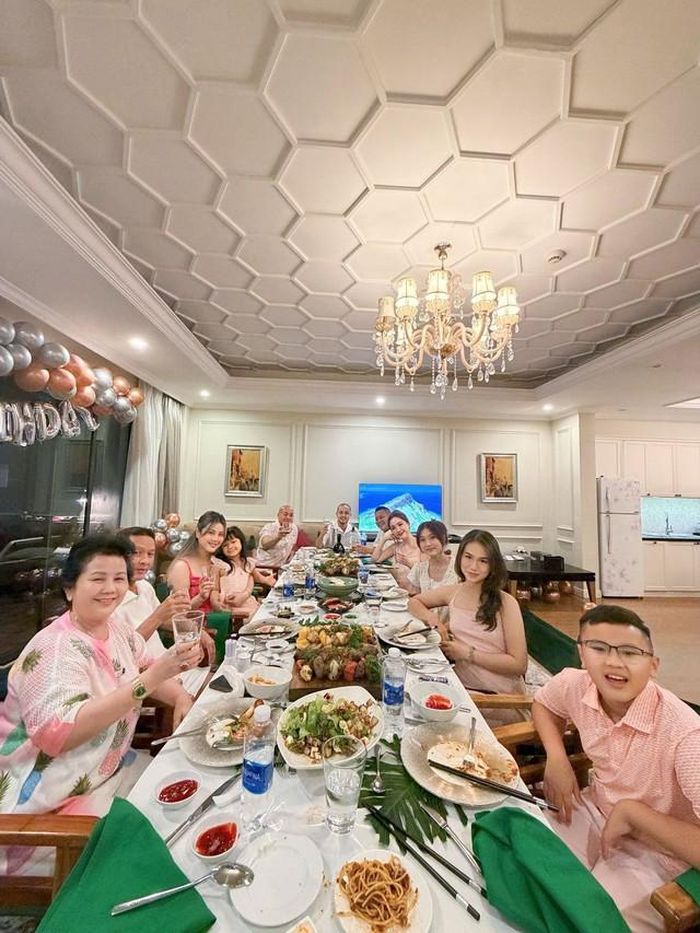 Chồng Bảo Thy được khen xứng tầm đại gia khi chiều vợ trẻ hết lòng. Được biết, vì muốn Bảo Thy không có cảm giác xa người thân sau khi lấy chồng nên đã xây căn biệt thự ngay gần nhà cũ của cô - nơi nữ ca sĩ từng sống với bố mẹ và anh trai. Trong bữa tiệc sinh nhật tại gia mà Bảo Thy chia sẻ trên trang cá nhân, khán giả phần nào thấy được cuộc sống vương giả, sang trọng của cô.