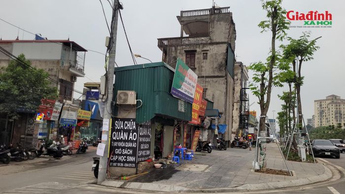 Cá biệt, có căn nhà siêu mỏng hai tầng được quây tôn, phía dưới mở cửa hàng sửa quần áo, phía trên lắp điều hòa sinh hoạt.