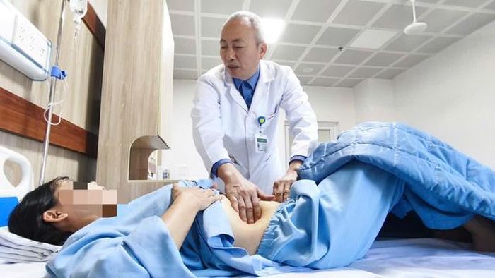 Bác sĩ thăm khám cho bệnh nhân. Ảnh: BVCC.