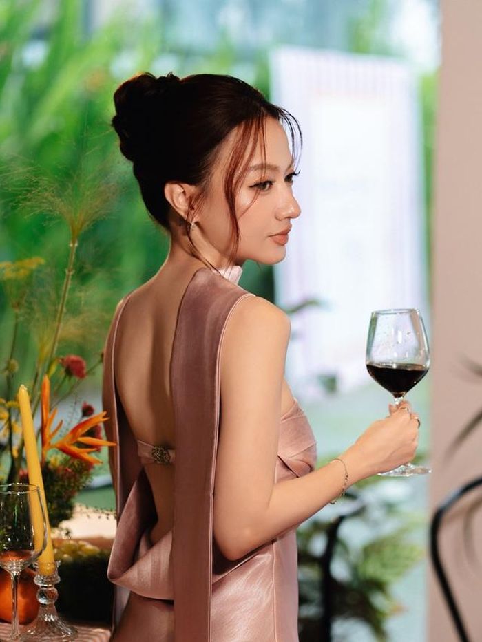Trong bữa tiệc chia tay thời còn độc thân của mình, "bé" Xuân Nghi khoe vẻ ngọt ngào trong trang phục màu hồng nude với thiết kế gợi cảm mà vẫn thanh lịch.