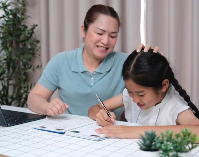 Thay vì liên tục chỉ ra lỗi sai, phụ huynh nên quan sát từ xa, chỉ hỗ trợ khi con thực sự gặp khó khăn hoặc chủ động nhờ giúp đỡ. Ảnh minh họa