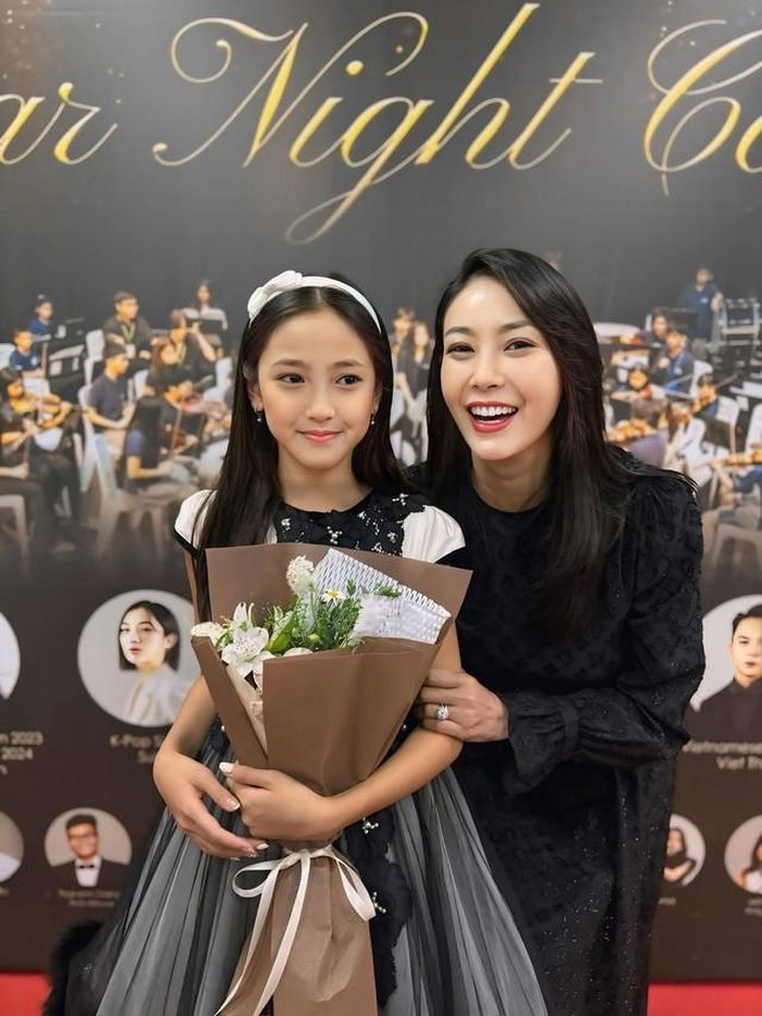 Hoa hậu Hà Kiều Anh tới cổ vũ và chụp ảnh cùng con gái khi con lần đầu tham gia dàn nhạc giao hưởng của trường. Con gái Hà Kiều Anh được nhiều người khen ngợi xinh xắn, tự tin và hứa hẹn sẽ là "hoa hậu tương lai".