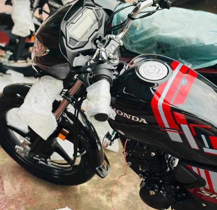 Hệ thống treo của xe bao gồm phuộc ống lồng phía trước và giảm xóc sau có thể điều chỉnh 5 cấp độ.